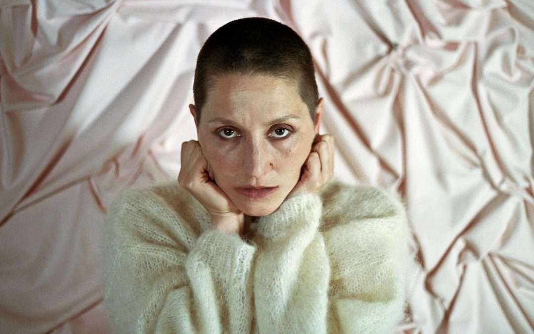 A gradual taking off, disrobing, revealing – Cate Le Bon’s magnificent Michelangelo Dying